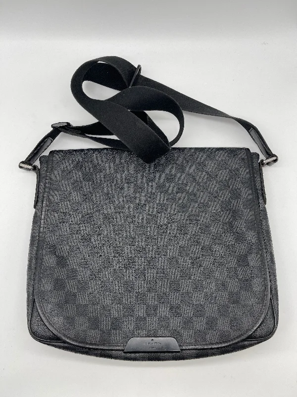 Handbag Luxury Designer By Louis Vuitton, Size: Medium