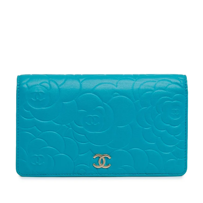 Chanel Camellia Embossed Lambskin Bifold Wallet (SHG-DrLXTc)