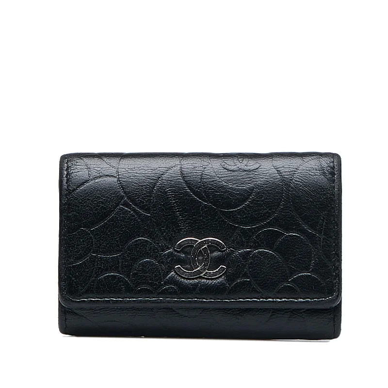 Chanel CC Camellia Leather Key Holder (SHG-YZObU4)