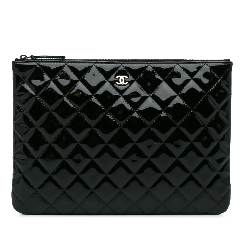 Chanel CC Quilted Patent Leather Pouch (SHG-30waO1)