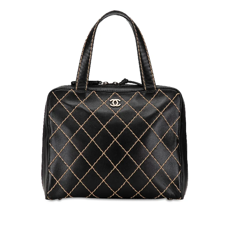 Chanel CC Wild Stitch Lambskin Handbag (SHG-19CouV)