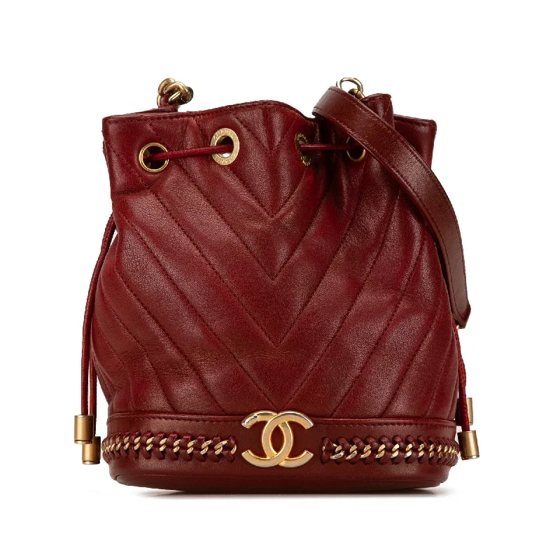 Chanel Paris Cosmopolite Small Chevron Lambskin Bucket Bag (SHG-3IzII1)