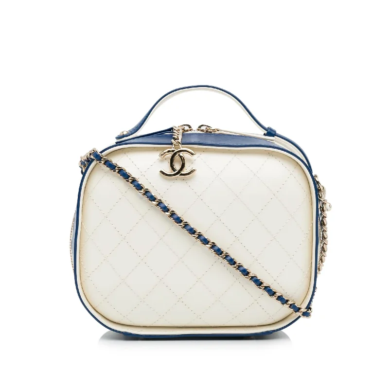 Chanel Small Crumpled Calfskin Vanity Case (SHG-Ny4Twz)