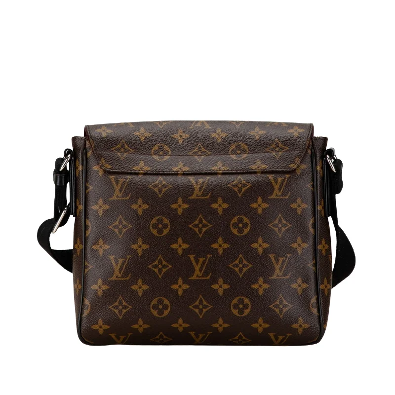 LOUIS VUITTON District Shoulder Bag